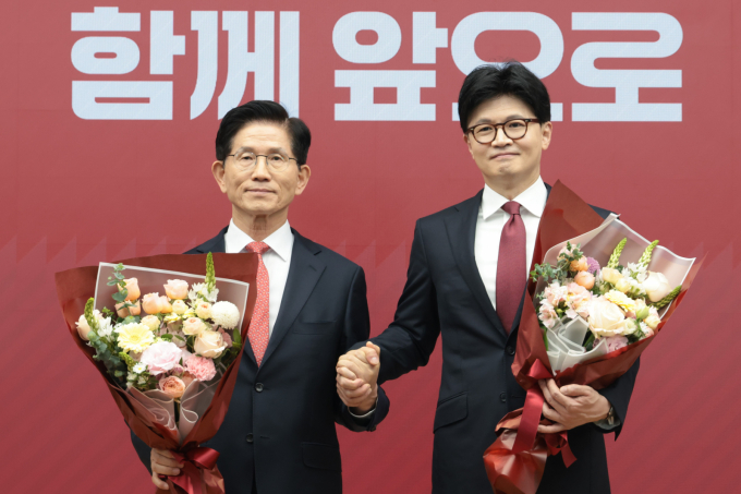 국민의힘 대선 경선 후보인 김문수 후보와 한동훈 후보의 단일화 입장이 주목된다. 사진은 김 후보(왼쪽)와 한 후보. /사진=뉴시스(국회사진기자단)
