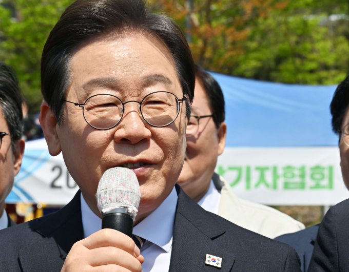 이재명 더불어민주당 대선 후보가 "2030년까지 평균 노동시간을 OECD 평균 이하로 줄이고 장기적으로 주 4일제로 나아가겠다"며 직장인을 위한 '휴식·재충전·생활부담 완화' 정책 구상을 발표했다.사진은 이재명 더불어민주당 대선 경선 후보가 지난 26일 오전 광주 광산구 호남대학교 운동장에서 열린 광주전남기자협회 체육대회에 참여해 인사말하는 모습, /사진=뉴시스
