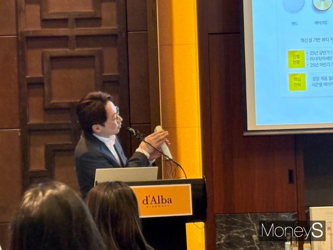 코스피 상장을 추진하는 달바글로벌이 30일 기업설명회를 열었다. 사진은 자사 뷰티 디바이스를 설명하는 반성연 대표./사진=안효건 기자