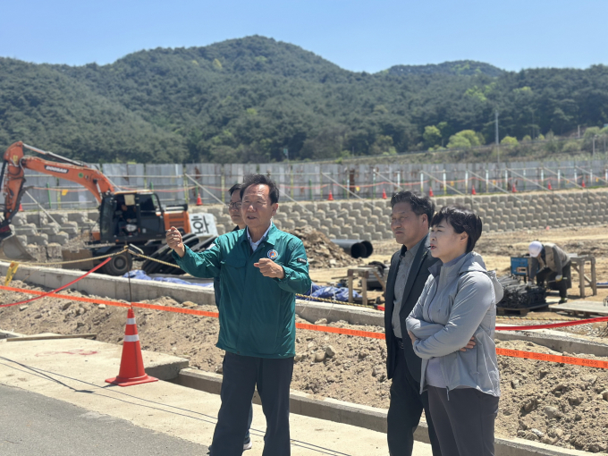 박현국 봉화군수가 지난 28일 봉성면 창평리 일원에 조성 중인 '봉화 임대형 스마트팜단지' 건설 현장을 살펴보고 있다./사진제공=경북 봉화군