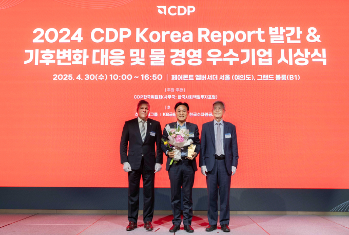 '2024 CDP Korea Awards' 시상식에 참석한 윤호준 현대제철 탄소중립추진실장이 기념 촬영을 하고 있다. /사진=현대제철 