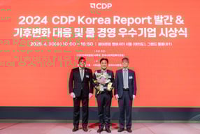 &#039;2024 CDP Korea Awards&#039; 시상식에 참석한 윤호준 현대제철 탄소중립추진실장이 기념 촬영을 하고 있다. /사진=현대제철 