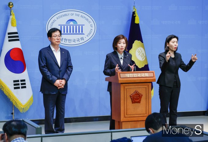 나경원 국민의힘 대선 경선 후보가 지난 22일 오후 서울 여의도 국회 소통관에서 5대 초광역 메가시티, 3대 글로벌 혁신허브 내용을 담은 부울경 공약을 발표하고 있는 모습. /사진=김서연 기자 