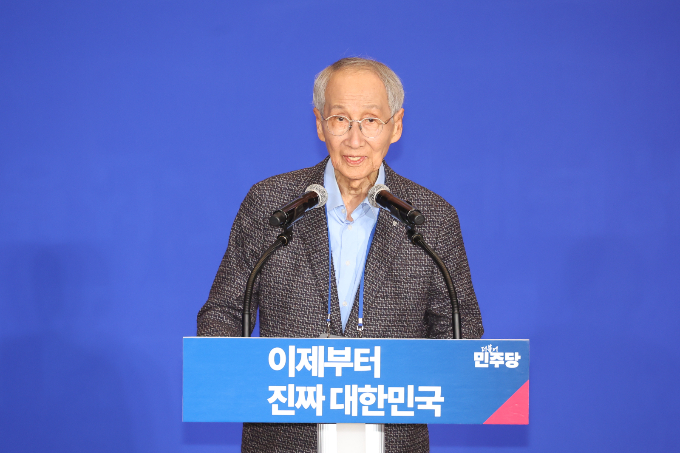 윤여준 더불어민주당 상임총괄선대위원장이 이재명 후보를 돕는다고 약속했다. 사진은 30일 서울 여의도 국회 의원회관에서 열린 당 중앙선거대책위원회 출범식에서 발언 중인 윤 상임위원장. /사진=뉴시스