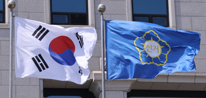 중앙선거관리위원회가 채용 특혜 의혹과 연루된 당사자 8명에 대해 임용 취소 결정을 내렸다. 사진은 중앙선거관리위원회 깃발의 모습. /사진=뉴스1