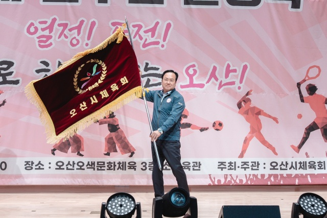 이권재 오산시장이 29일 오색문화체육센터에서 열린 제71회 경기도체육대회 출정식에서 오산시체육회 기를 흔들고 있다. /사진제공=오산시