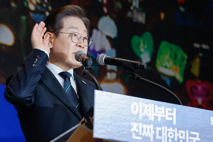 이재명 더불어민주당 대선후보가 30일 선거대책위원회 출범식에서 "국민 목소리를 경청하겠다"고 밝혔다. 사진은 이날 이 후보의 연설 장면. /사진=뉴스1