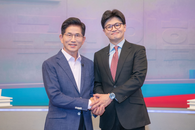 김문수 국민의힘 대선 경선 후보가 한덕수 대통령 권한대행에 후보직을 양보할 것이냐는 한동훈 국민의힘 대선 경선 후보 질문에 "납득이 안간다"고 일축했다. 사진은 30일 진행된 토론회에 앞서 사진을 촬영한 김 후보(왼쪽)와 한 후보. /사진=뉴시스(국회사진기자단)