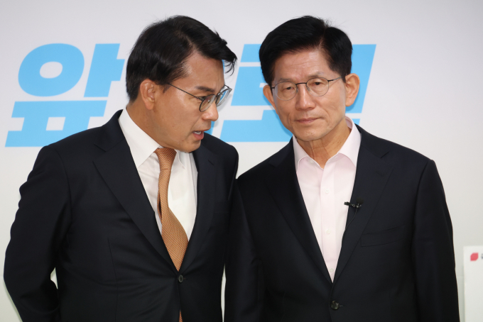 김문수 제21대 대통령선거 국민의힘 경선 후보가 지난달 30일 오전 서울 여의도 선거캠프에서 정책공약 발표 전 윤상현 의원과 대화 중이다.  /사진=뉴시스