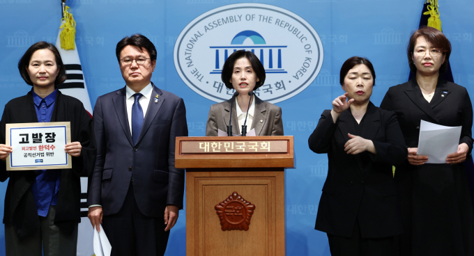 황운하 조국혁신당 원내대표를 비롯한 박은정 의원 등이 1일 서울 여의도 국회 소통관에서 한덕수 대통령 권한대행이 최근 어려운 이웃을 위해 1000원 백반을 제공하는 식당에 사비로 기부 한 것에 대해 "공직선거법 위반"이라며 고발 기자회견을 하고 있다. /사진=뉴스1