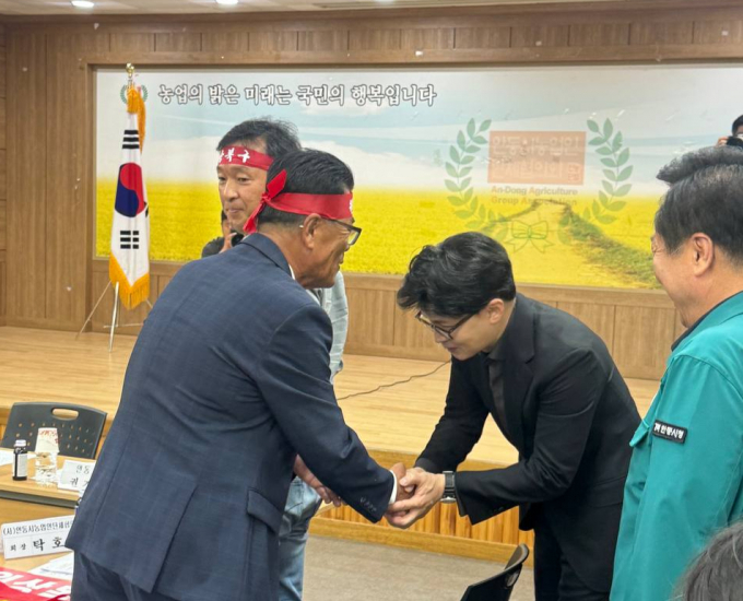 한동훈 국민의힘 대선 경선 후보가 경북 안동 산불 피해 이재민들과 간담회를 가졌다. /사진=공동취재 