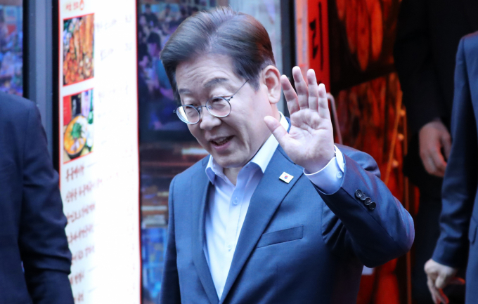 1일 더불어민주당이 이재명 대표 공직선거법 사건 상고심에서 유죄를 선고한 대법원을 거세게 비난했다. 사진은 이날 오후 서울 종로구 포장마차에서 비전형 노동자 간담회를 마친 이 대표./사진=뉴시스