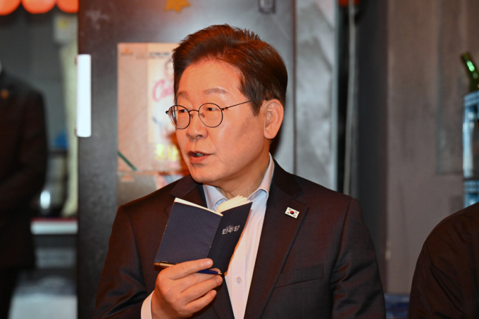   이씨는 제21대 대선을 앞두고 각 후보의 보건의료 공약을 꼼꼼히 살펴보고 있지만 아직 마음에 드는 후보는 없다고 했다. 사진은 이재명 더불어민주당 대통령 후보가지난 1일 서울 종로구의 한 음식점에서 열린 비전형 노동자 간담회에 참석해 발언하는 모습. /사진=뉴스1