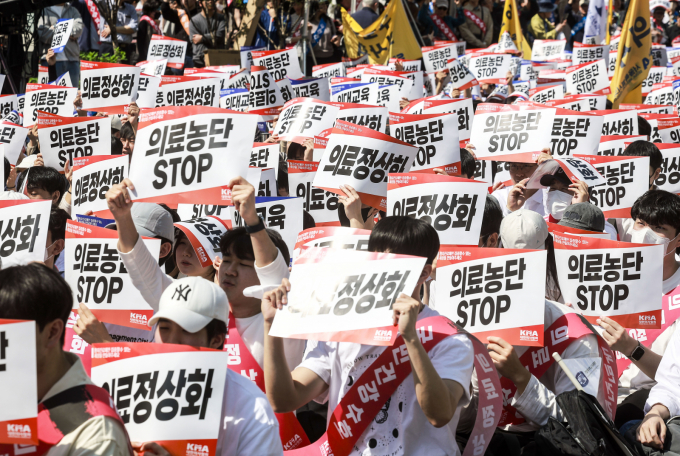 정치엔 큰 관심이 없던 이씨는 지난해부터 이어진 의정 갈등을 겪으며  '정치가 내 삶에 이렇게 깊이 들어올 수 있구나'라는 사실을 체감했다고 털어놨다. 사진은 지난 4월20일 서울 중구 세종대로에서 열린 의료정상화를 위한 전국의사궐기대회에서 의대생, 전공의를 비롯한 참석자들이 구호를 외치고 있는 모습. /사진=뉴시스 