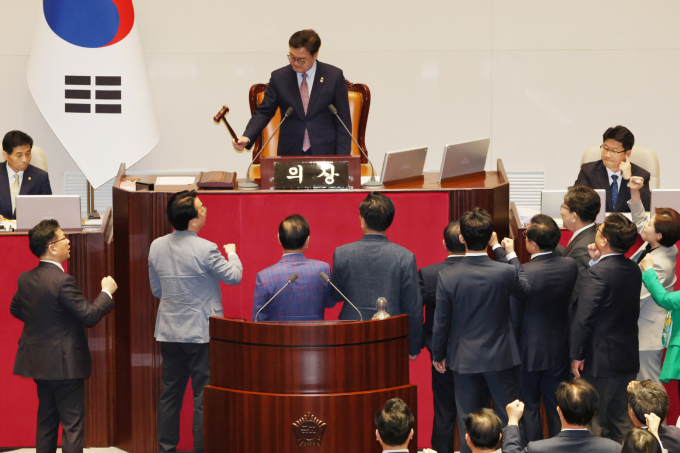 최상목 부총리 겸 기확재정부 장관이 국회 본회의에 탄핵안이 상정된 이후 사의를 표명했고 한덕수 대통령 권한대행은 이를 수리했다. 사진은 국민의힘 의원들이 1일 서울 여의도 국회에서 열린 최 부총리에 대한 탄핵소추안 상정에 대해 우원식 국회의장에 항의하는 모습. /사진=뉴스1  