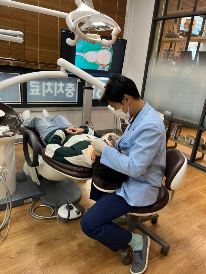 용인특례시 소재 한 치과에서 '치과주치의사업' 대상 학생이 치과 치료를 받고 있다. /사진제공=용인특례시
