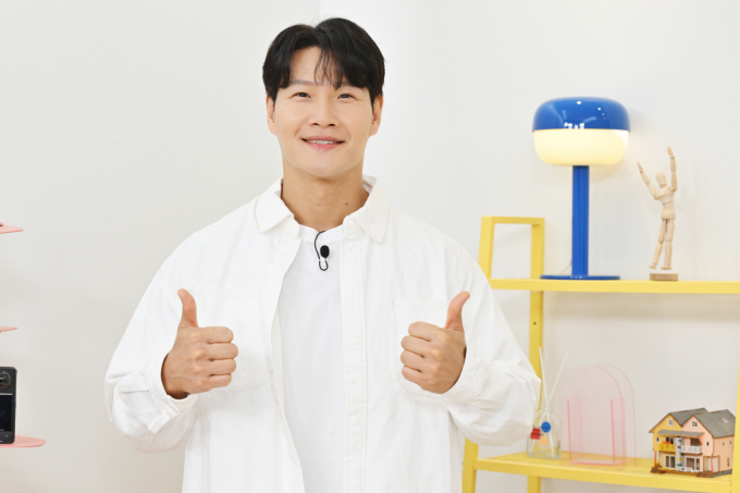 가수 김종국이 서울 강남구 논현동 고급빌라를 62억원에 전액 현금 매입했다. 사진은 김종국이 지난달 2일 온라인으로 진행된 KBS 2TV 예능 '옥탑방의 문제아들' 제작발표회에 참석해 포즈를 취한 모습. /사진=스타뉴스(KBS 제공) 