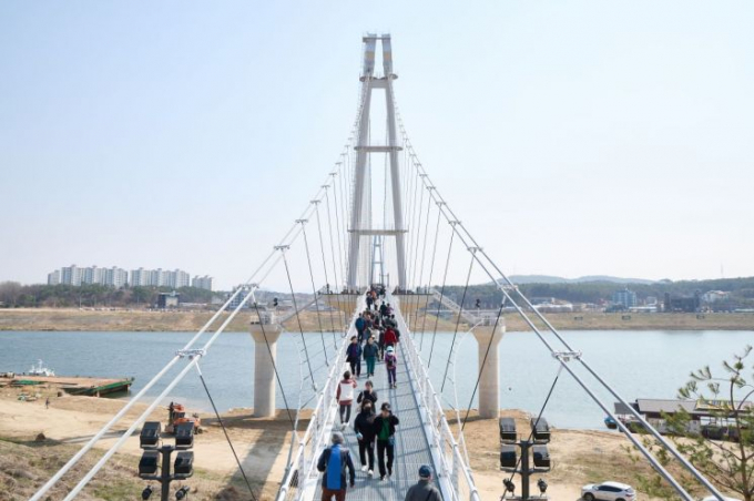 시민들이 지난 1일 개통한 '여주 남한강 출렁다리'를 걷고 있다. /사진제공=경기북부청