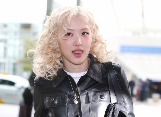 봉준호 감독, 한강 작가, 블랙핑크 로제 등이 올해 미국에서 가장 영향력 있는 아시아인 100명에 이름을 올렸다. 사진은 지난해 11월20일 블랙핑크 로제가 '2024 MAMA AWARDS'를 위해 인천국제공항을 통해 일본 오사카로 출국하고 있는 모습. /사진=뉴스1