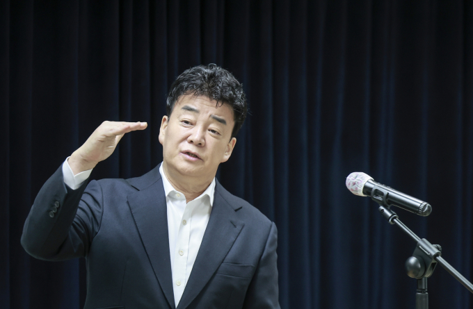 외식 프랜차이즈 전문기업 더본코리아(대표 백종원)가 가맹점과의 진정한 상생을 실현하기 위해 총 50억원 규모의 전방위 지원에 나선다고 2일 밝혔다. 지난 3월28일 서울 서초구에서 열린 더본코리아 주주총회에 참석한 백종원 더본코리아 대표. /사진=뉴시스