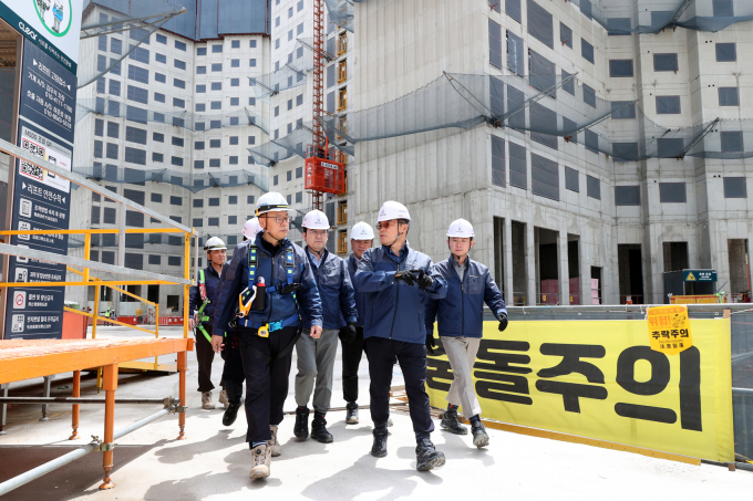 대우건설은 건설현장 근로자들의 안전한 작업환경을 조성하기 위한 '추락사고 예방 릴레이 캠페인'에 참여했다. 사진은 김보현 대우건설 대표이사 사장이 지난 23일 부천 송내역 푸르지오센트비엔현장에서 안전점검을 진행 중인 모습.