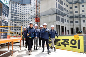 대우건설은 건설현장 근로자들의 안전한 작업환경을 조성하기 위한 &#039;추락사고 예방 릴레이 캠페인&#039;에 참여했다. 사진은 김보현 대우건설 대표이사 사장이 지난 23일 부천 송내역 푸르지오센트비엔현장에서 안전점검을 진행 중인 모습.