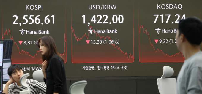 코스피, 코스닥이 2일 상승세다. 사진은 지난달 30일 오후 서울 중구 하나은행 본점 딜링룸 전광판에 증시가 표시된 모습. /사진=뉴스1