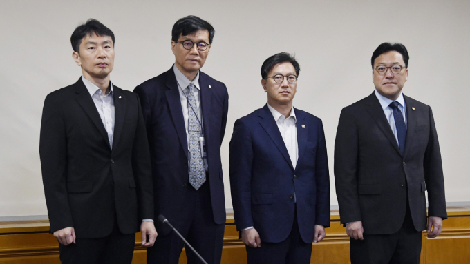 김범석 부총리 겸 기획재정부 장관 직무대행이 2일 오전 서울 중구 은행회관에서 열린 '거시경제·금융현안 간담회'에서 기념촬영 하고 있다. 왼쪽부터 이복현 금융감독원장, 이창용 한국은행 총재, 김 직무대행, 김병환 금융위원장./사진=뉴시스
