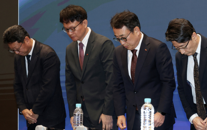 유영상 SK텔레콤 대표이사(오른쪽 두번째)를 비롯한 경영진이 2일 오전 서울 중구 SK텔레콤 T타워에서 열린 사이버 침해 관련 일일 브리핑에서 유심(USIM) 정보 해킹 사고와 관련해 고개 숙여 사과하고 있다. /사진=뉴스1