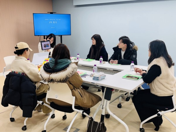 ‘맘대로 A+ 놀이터’ 사업기획단이 올해 7월 개관할 공간에 대해 의견을 나누고 있다. /사진제공=화성특례시