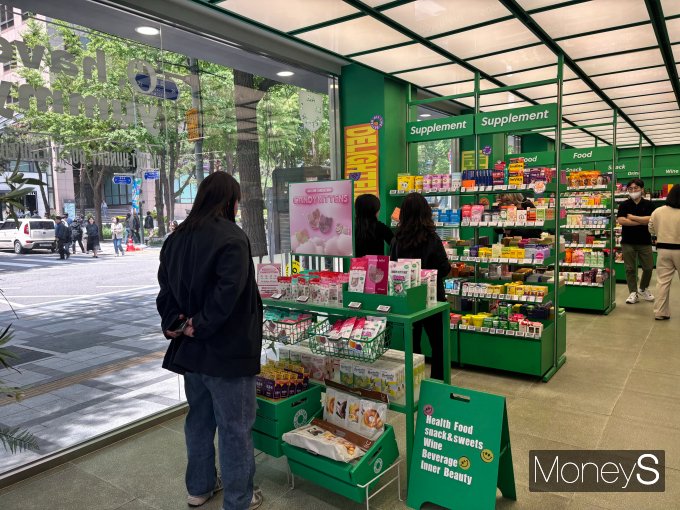 올리브영에 들어가면 코너 한쪽에 건강식품에 관한 칸이 만들어져 있다.사람들이 구매하는 모습을 볼 수 있다./사진=조승희 기자