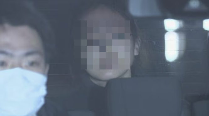 일본 검찰이 대학교 수업 중 둔기를 휘두른 한국 국적 여학생을 상해죄로 기소했다. 사진은 호송되고 있는 한국인 학생 유씨의 모습. /사진=TBS 홈페이지 캡처