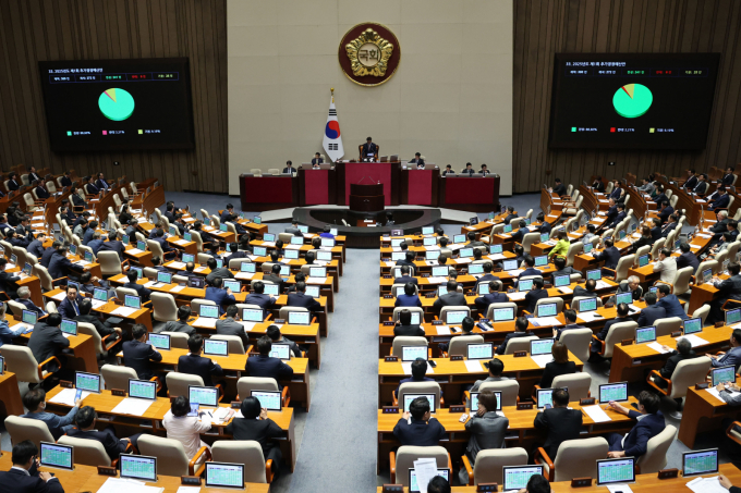올해 국토교통부 소관 추가경정예산이 사회간접자본(SOC) 예산의 대폭 확대 영향으로 정부안(3356억원) 대비 7996억원 늘어난 1조1352억원으로 확정됐다. 사진은 1일 서울 여의도 국회에서 열린 제424회 국회(임시회) 제7차 본회의에서 2025년도 제1회 추가경정예산안이 통과되는 모습. /사진=뉴시스