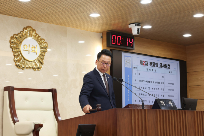  제255회 임시회 제2차 본회의에서 의사봉 타봉하는 강정구 의장. /사진제공=평택시의회 