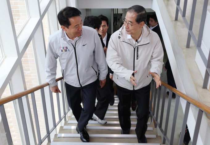 한덕수 전 총리가 2일 서울 종로구 주민공동시설 '새뜰집' 에서 오세훈 서울시장과 대화를 하고 있다. /사진=공동취재 