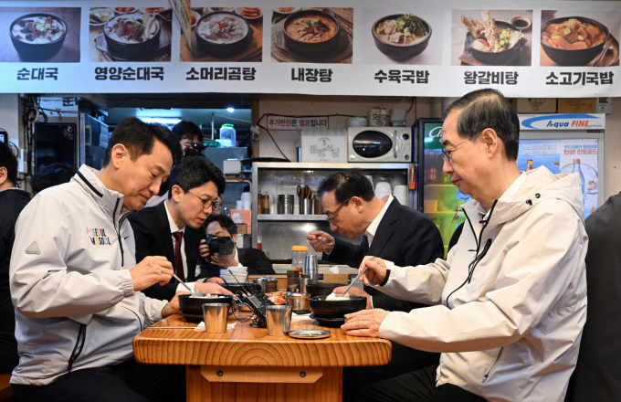 한  전 총리가 2일 서울 종로구 한 식당에서 오세훈 서울시장과 오찬 간담회를 하고 있다. /사진=공동취재 