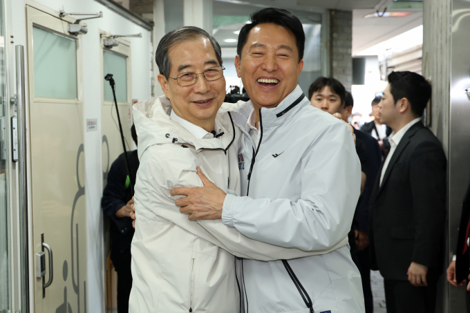 한덕수(왼쪽) 전 총리가 2일 서울 종로구 주민공동시설 '새뜰집' 온기창고에서 오세훈 서울시장과 포옹하고 있다. /사진=김서연 기자 