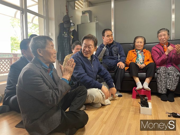 사진은 아4리 경로당에서 조태길 회장과 대화를 나누는 이 후보. /사진=유찬우 기자