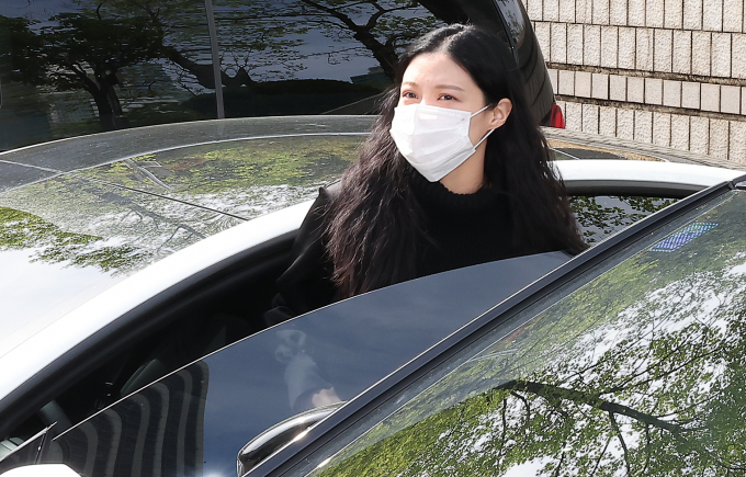 의전원 입시 비리 혐의로 재판에 넘겨진 조국 전 조국혁신당 대표의 딸 조민씨의 벌금 1000만원 형이 확정됐다. 사진은 지난달 25일 조민씨가 서울 서초구 서울중앙지방법원에서 허위작성공문서행사, 업무방해, 위계공무집행방해 혐의 관련 2심 선고 공판에서 벌금 1000만원을 선고받은 후 자신의 차량에 탑승하고 있는 모습. /사진=뉴스1