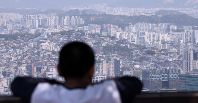  한국토지주택공사(LH)가 지방 아파트의 미분양을 해소하기 위해 매입사업을 확대한다. 사진은 서울 아파트단지와 다세대·연립주택(빌라) 모습. /사진=뉴스1