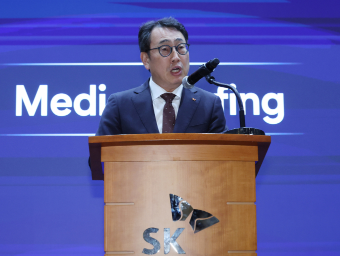SK텔레콤이 해킹 사태 여파로 주가가 하락세다. 사진은 유영상 SK텔레콤 사장이 지난 2일 오전 서울 중구 SK텔레콤 T타워에서 유심 해킹 사이버 침해 관련 언론설명회를 하는 모습. /사진=뉴시스