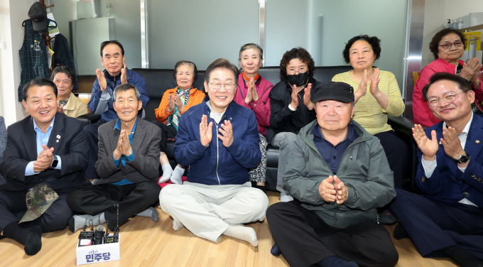 이재명 더불어민주당 대선 후보의 공직선거법 위반 사건을 심리할 서울고등법원 재판부가 확정됐다.  사진은 이재명 더불어민주당 대통령 후보가 2일 오후 강원 화천군에 위치한 경로당을 찾아 어르신들과 기념촬영을 하는 모습. /사진=뉴스1