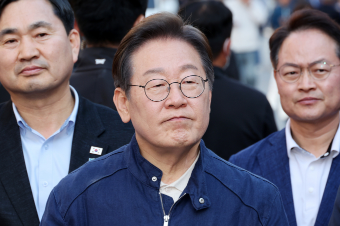 민심 청취 '경청 투어'에 나선 이재명 더불어민주당 대선 후보가 지난 2일 오후 강원 인제군 원통전통시장을 방문해 백브리핑을 하고 있다. /사진=뉴시스 