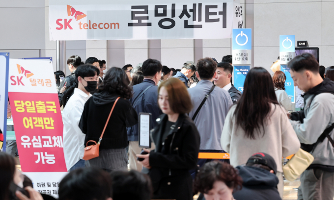 2일 오전 인천국제공항 제1여객터미널 출국장에 마련된 SK텔레콤 로밍센터에서 여행객들이 유심 교체 서비스를 받기 위해 대기하고 있다. /사진=뉴스1