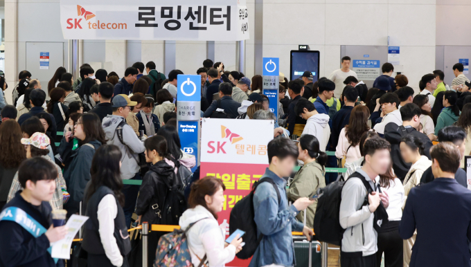 1일 인천국제공항 제1여객터미널 SK텔레콤 로밍센터에서 여행객들이 유심 교체를 위해 대기하고 있다. /사진=뉴스1