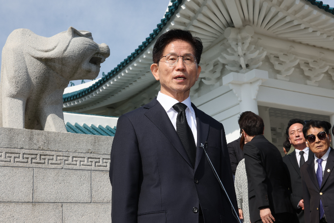 김문수 국민의힘 대선후보가 이재명 더불어민주당 대선후보를 향해 쓴소리를 냈다. 4일 현충원 참배 후 기자들과 만나 질의응답하는 김 후보. /사진=뉴스1