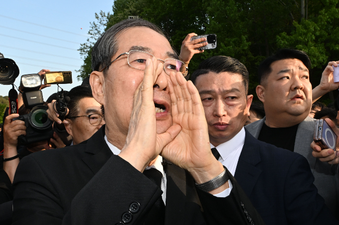 한덕수 무소속 대선 예비후보가 4일 전북 전주 제지공장에서 사고로 숨진 희생자를 애도했다. 사진은 지난 2일 국립5·18민주묘지 참배를 반대하는 광주시민들에 가로막혀 돌아선 뒤 시민들을 향해 읍소하는 한 후보. /사진=뉴시스