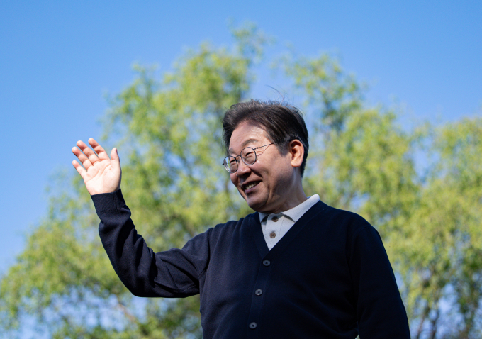 '골목골목 경청투어 : 단양팔경편'에 나선 이재명 더불어민주당 대통령 후보가 4일 오후 충북 제춘구 의림지에서 연설을 하기 위해 단상을 오르고 있다. / 사진=뉴스1 이재명 기자 