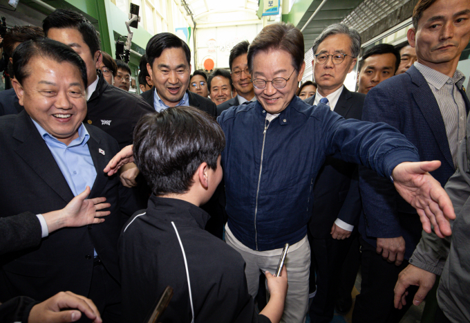 '골목골목 경청투어 : 접경벨트편'에 나선 이재명 더불어민주당 대통령 후보가 2일 오후 강원 인제군 북면 원통시장에서 한 어린이를 안아주고 있다. / 사진=뉴스1 이재명 기자 /사진=(인제=뉴스1) 이재명 기자