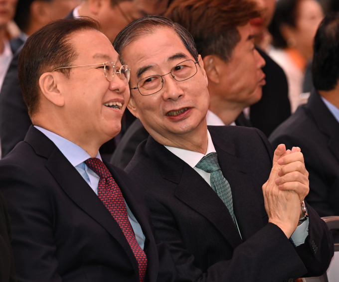 권영세 국민의힘 비상대책위원장과 한덕수 무소속 대선 예비후보가 5일 서울 종로구 조계사에서 열린 부처님오신날 봉축법요식에서 대화를 나누고 있다. / 사진=대통령실통신사진기자단 